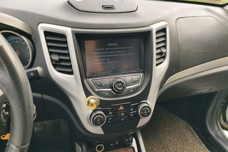 Used CHANGAN CS35 2015 1.6L Manual Luxury Model China IV Standard Audio And AC Panel