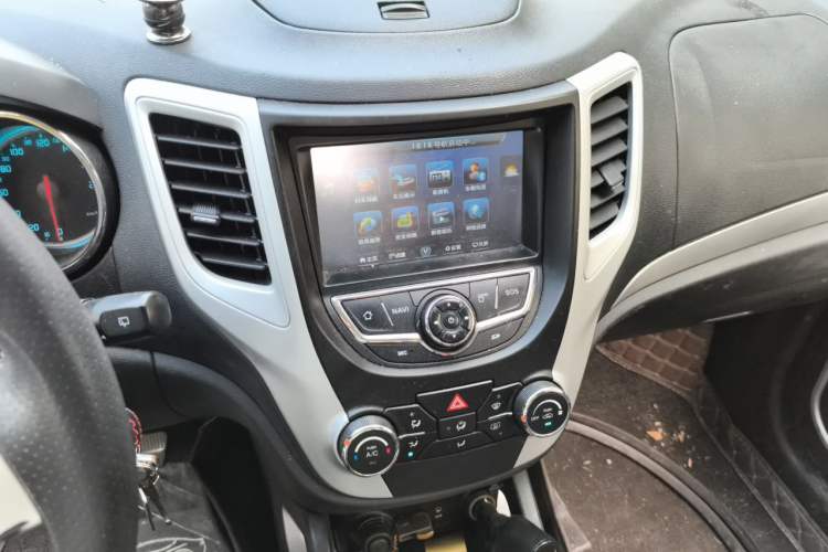 Used CHANGAN CS35 2015 1.6L Automatic Luxury Model China V Standard Audio And AC Panel