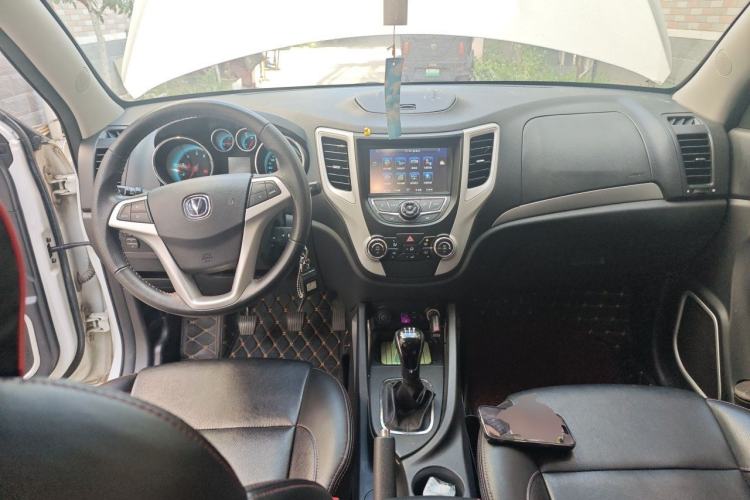 Used CHANGAN CS35 2015 1.6L Manual Luxury Model China IV Standard Center Console