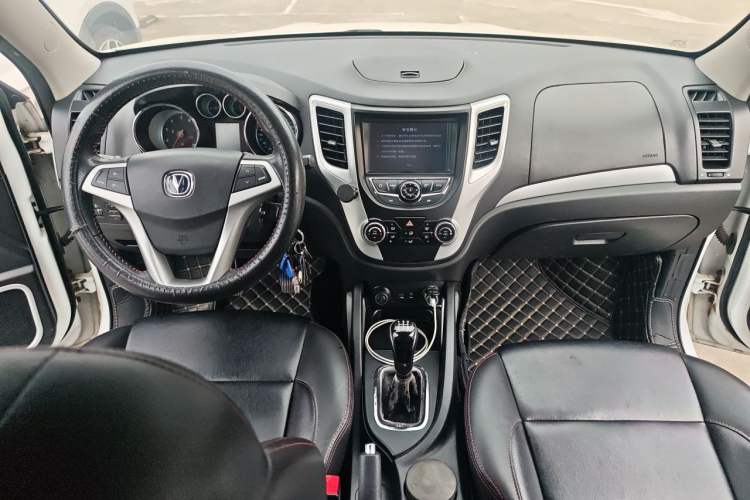 Used CHANGAN CS35 2015 1.6L Manual Luxury Model China IV Standard Center Console