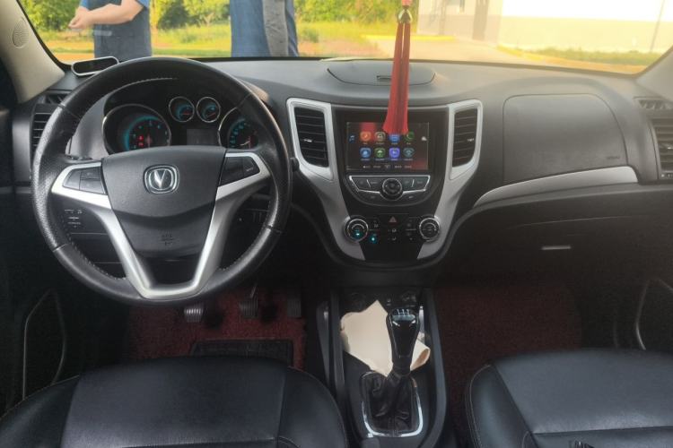 Used CHANGAN CS35 2015 1.6L Manual Luxury Model China IV Standard Center Console