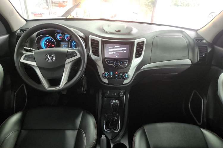 Used CHANGAN CS35 2015 1.6L Manual Luxury Model China IV Standard Center Console