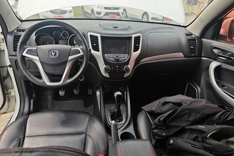 Used CHANGAN CS35 2015 1.6L Manual Luxury Model China IV Standard Center Console