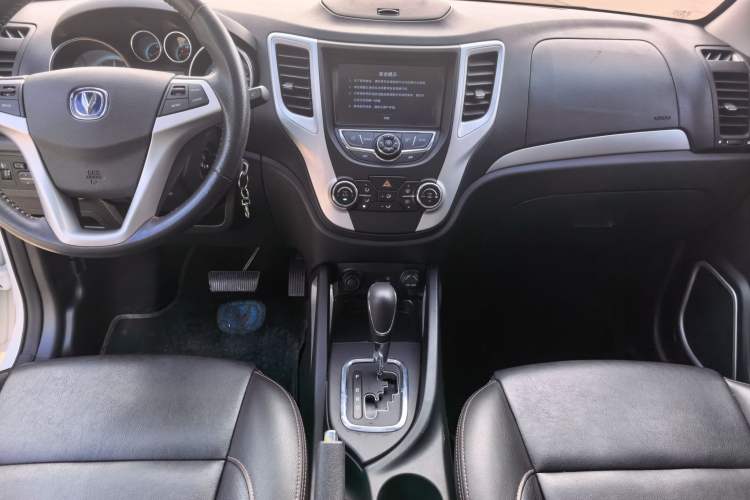 Used CHANGAN CS35 2015 1.6L Automatic Luxury Model China V Standard Center Console