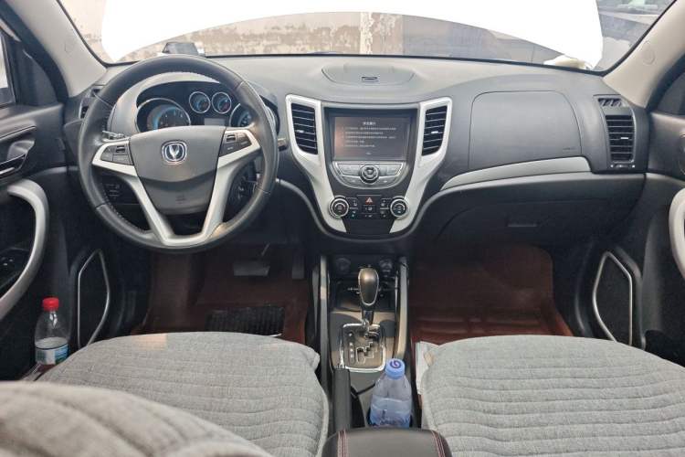Used CHANGAN CS35 2015 1.6L Automatic Luxury Model China V Standard Center Console