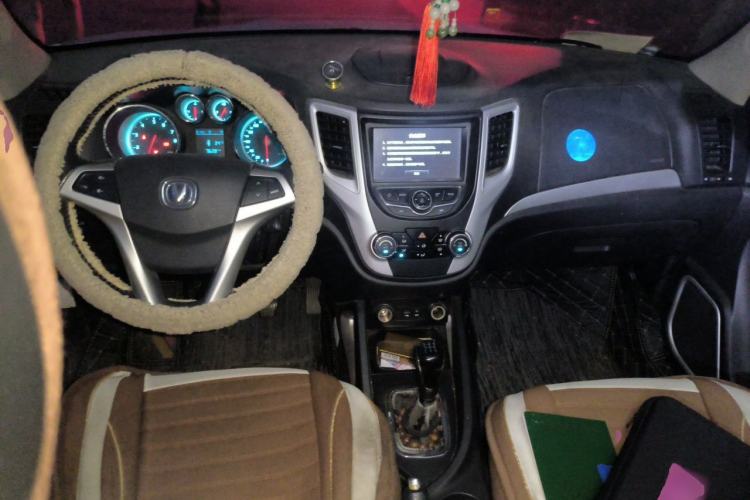 Used CHANGAN CS35 2015 1.6L Manual Luxury Model China IV Standard Center Console