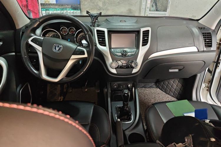 Used CHANGAN CS35 2015 1.6L Manual Luxury Model China IV Standard Center Console