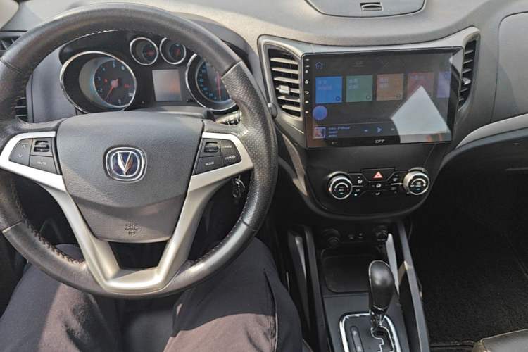 Used CHANGAN CS35 2015 1.6L Automatic Luxury Model China IV Standard Center Console
