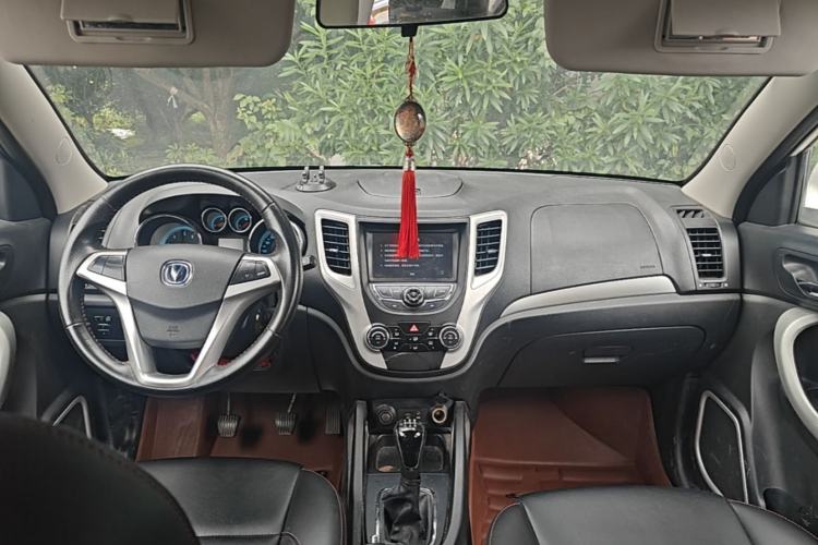Used CHANGAN CS35 2015 1.6L Manual Luxury Model China IV Standard Center Console