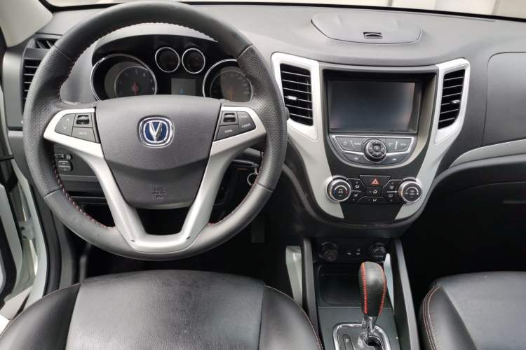 Used CHANGAN CS35 2015 1.6L Automatic Luxury Model China V Standard Center Console