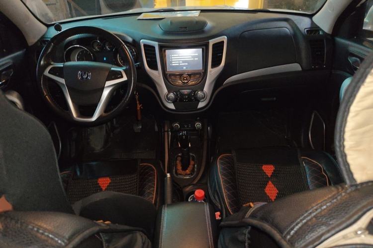 Used CHANGAN CS35 2015 1.6L Manual Luxury Model China IV Standard Center Console