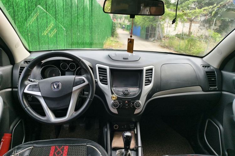Used CHANGAN CS35 2015 1.6L Manual Luxury Model China IV Standard Center Console