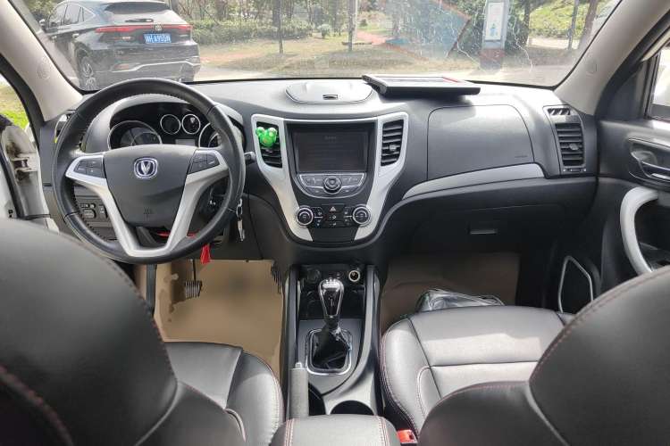 Used CHANGAN CS35 2015 1.6L Manual Luxury Model China IV Standard Center Console
