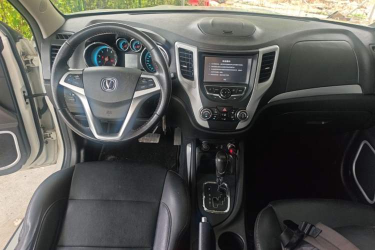 Used CHANGAN CS35 2015 1.6L Automatic Luxury Model China IV Standard Center Console