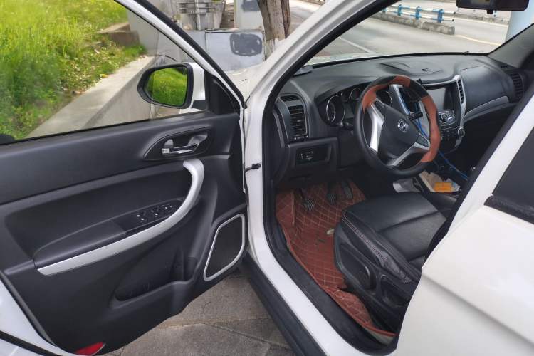 Used CHANGAN CS35 2015 1.6L Manual Luxury Model China IV Standard Driver Seat