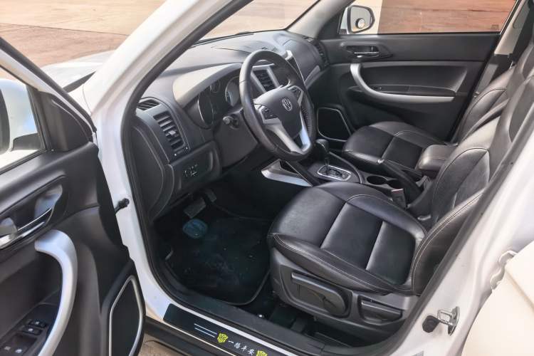 Used CHANGAN CS35 2015 1.6L Automatic Luxury Model China V Standard Driver Seat