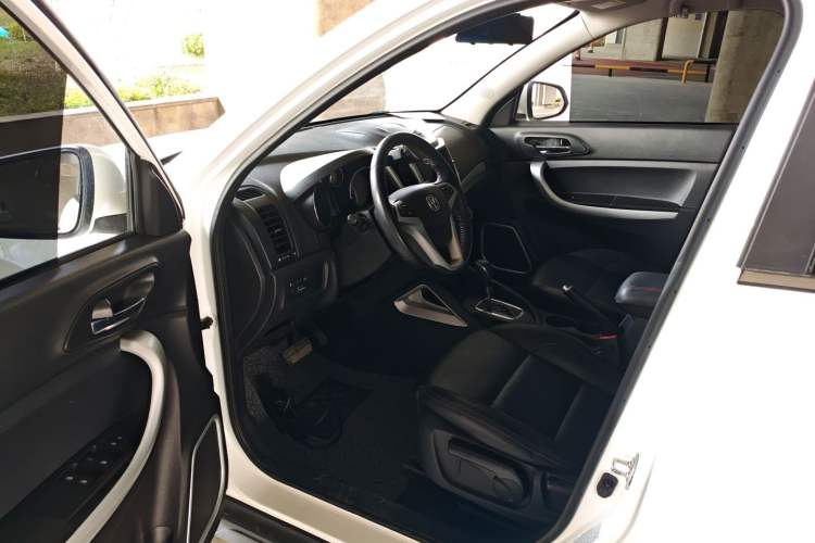 Used CHANGAN CS35 2015 1.6L Automatic Luxury Model China V Standard Driver Seat