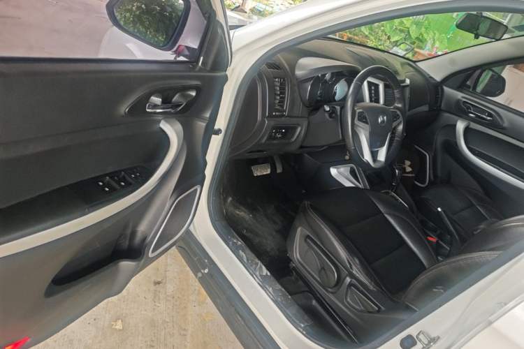 Used CHANGAN CS35 2015 1.6L Automatic Luxury Model China IV Standard Driver Seat