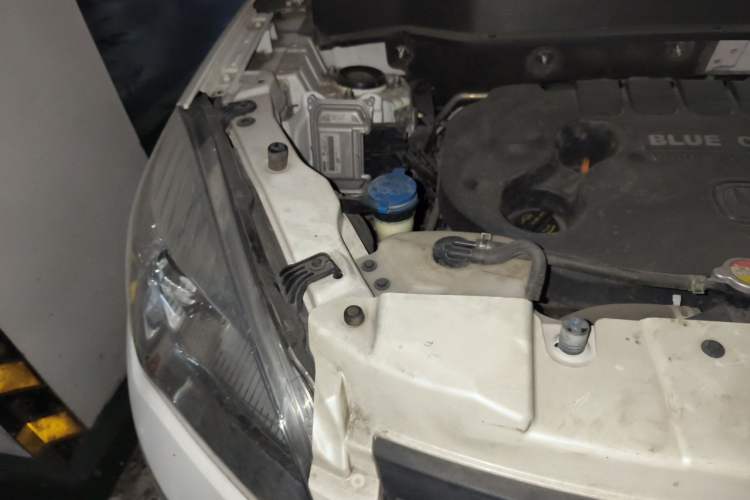 Used CHANGAN CS35 2015 1.6L Automatic Luxury Model China IV Standard Engine Bay Right