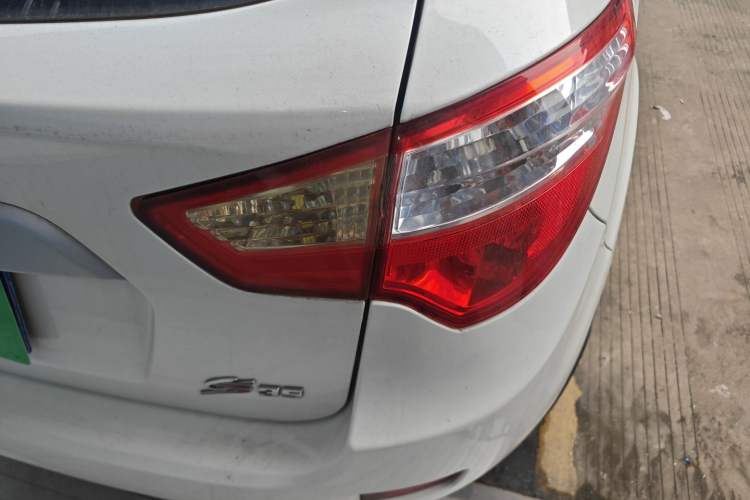 Used CHANGAN CS35 2015 1.6L Manual Luxury Model China V Standard Exterior 3