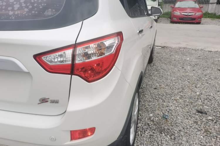 Used CHANGAN CS35 2015 1.6L Automatic Luxury Model China IV Standard Exterior 3