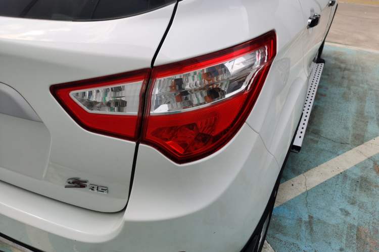 Used CHANGAN CS35 2015 1.6L Automatic Luxury Model China V Standard Exterior 3