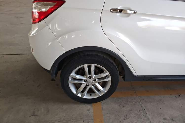 Used CHANGAN CS35 2015 1.6L Automatic Luxury Model China V Standard Exterior 5
