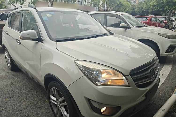 Used CHANGAN CS35 2015 1.6L Manual Luxury Model China IV Standard Front Right 45 Deg