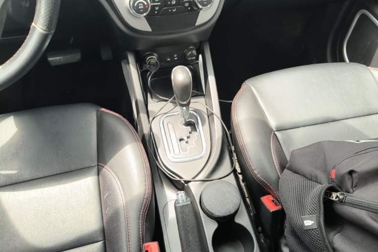 Used CHANGAN CS35 2015 1.6L Automatic Luxury Model China V Standard Gear Lever