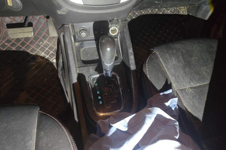 Used CHANGAN CS35 2015 1.6L Automatic Luxury Model China IV Standard Gear Lever