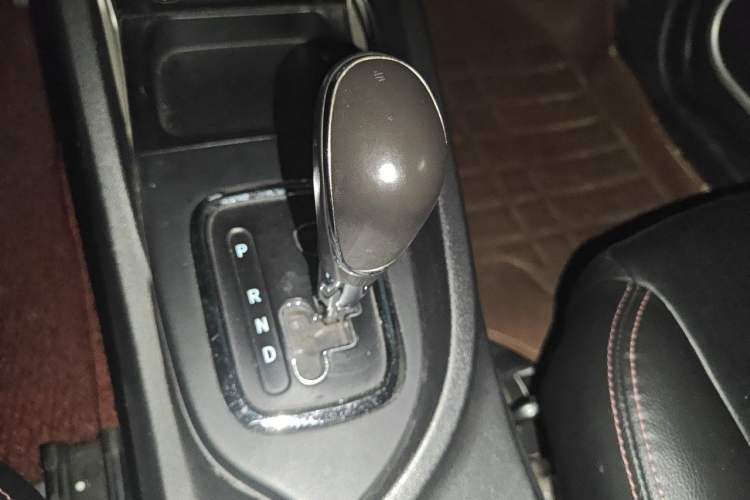 Used CHANGAN CS35 2015 1.6L Automatic Luxury Model China IV Standard Gear Lever