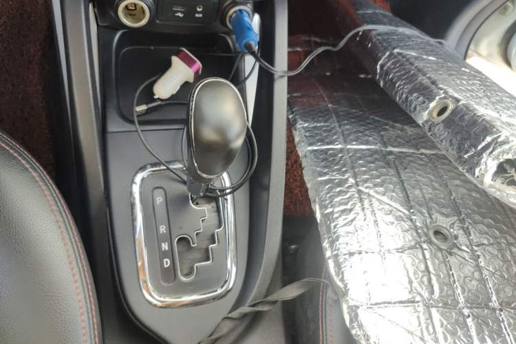 Used CHANGAN CS35 2015 1.6L Automatic Luxury Model China V Standard Gear Lever
