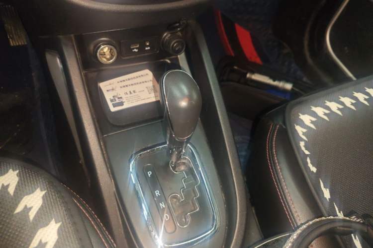 Used CHANGAN CS35 2015 1.6L Automatic Luxury Model China V Standard Gear Lever