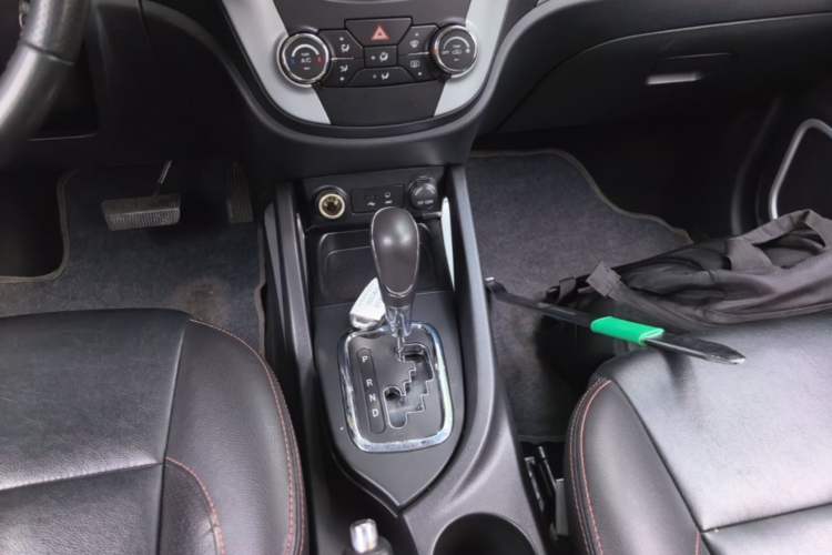 Used CHANGAN CS35 2015 1.6L Automatic Luxury Model China IV Standard Gear Lever