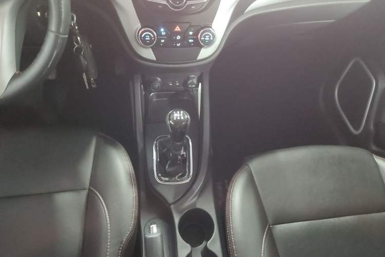 Used CHANGAN CS35 2015 1.6L Manual Luxury Model China IV Standard Gear Lever
