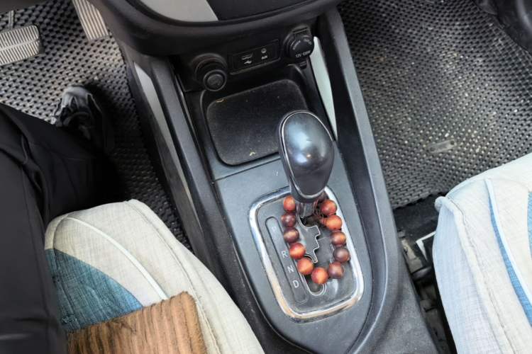 Used CHANGAN CS35 2015 1.6L Automatic Luxury Model China V Standard Gear Lever