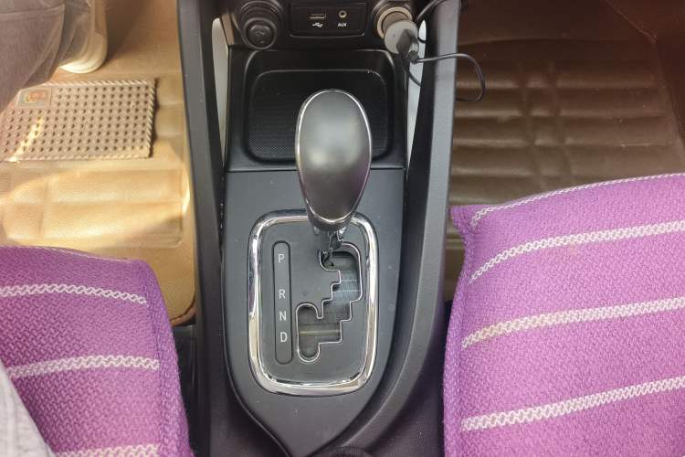 Used CHANGAN CS35 2015 1.6L Automatic Luxury Model China V Standard Gear Lever