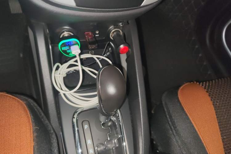 Used CHANGAN CS35 2015 1.6L Automatic Luxury Model China V Standard Gear Lever