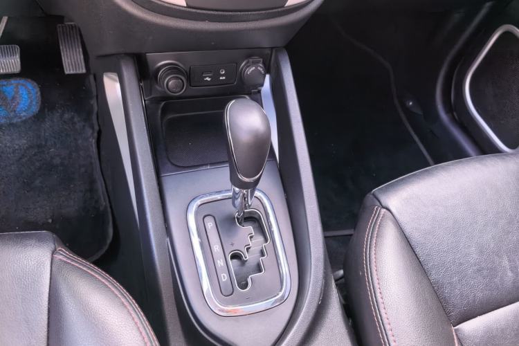 Used CHANGAN CS35 2015 1.6L Automatic Luxury Model China V Standard Gear Lever