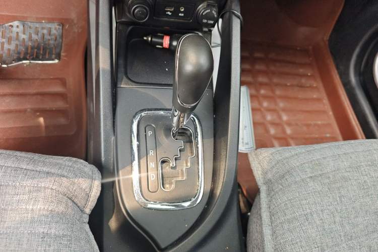 Used CHANGAN CS35 2015 1.6L Automatic Luxury Model China V Standard Gear Lever