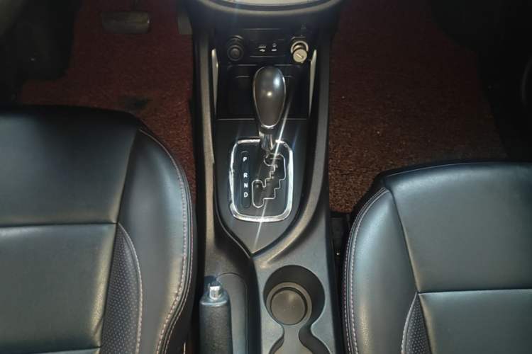 Used CHANGAN CS35 2015 1.6L Automatic Luxury Model China IV Standard Gear Lever