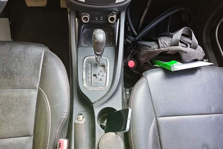 Used CHANGAN CS35 2015 1.6L Automatic Luxury Model China V Standard Gear Lever