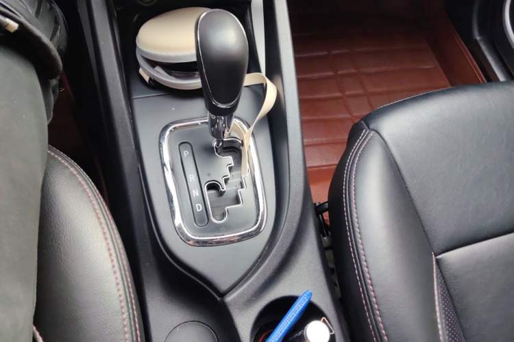 Used CHANGAN CS35 2015 1.6L Automatic Luxury Model China IV Standard Gear Lever
