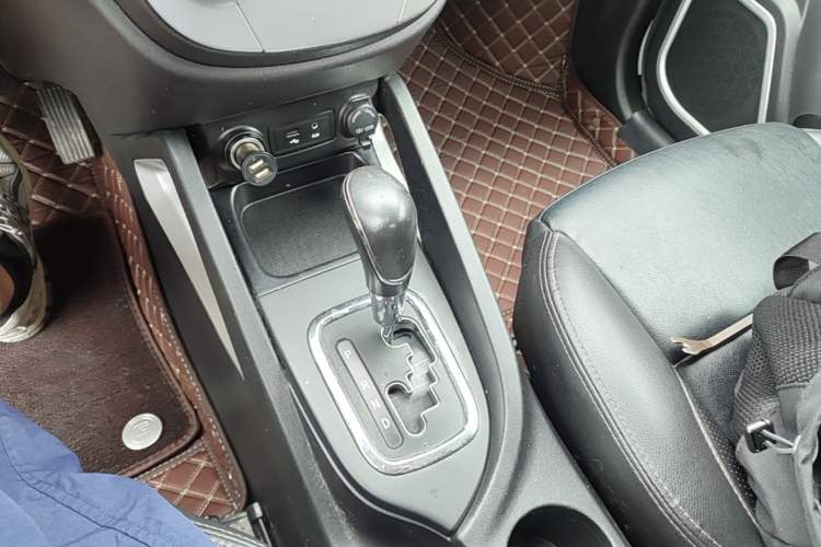Used CHANGAN CS35 2015 1.6L Automatic Luxury Model China V Standard Gear Lever