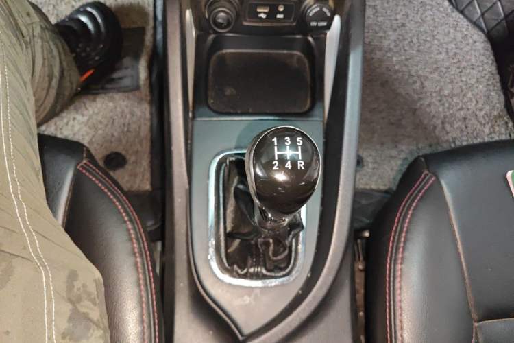 Used CHANGAN CS35 2015 1.6L Manual Luxury Model China IV Standard Gear Lever