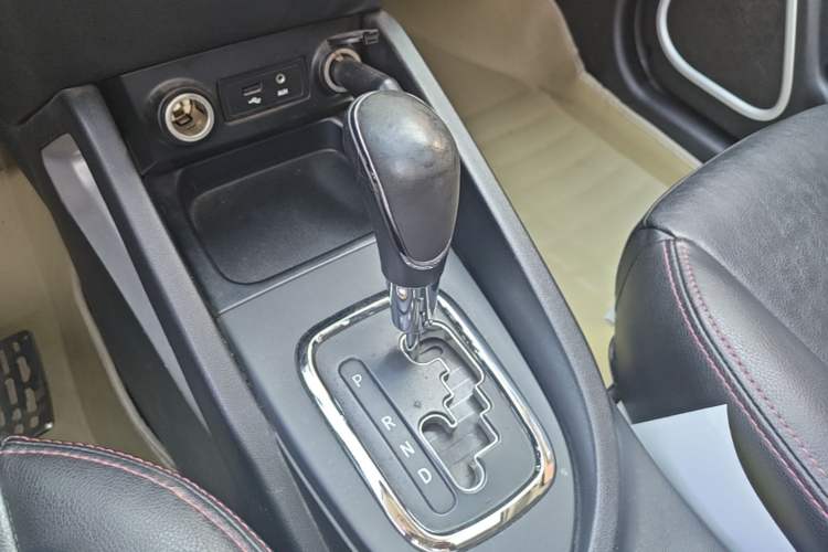 Used CHANGAN CS35 2015 1.6L Automatic Luxury Model China IV Standard Gear Lever
