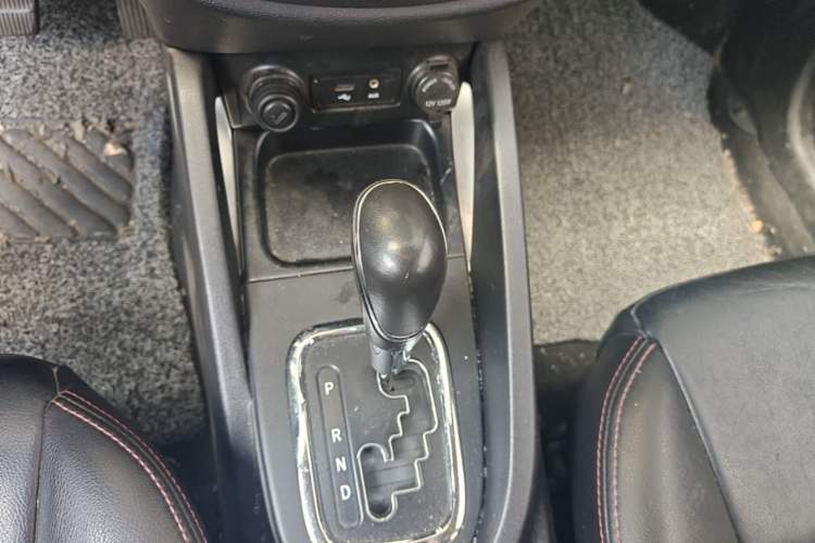 Used CHANGAN CS35 2015 1.6L Automatic Luxury Model China V Standard Gear Lever