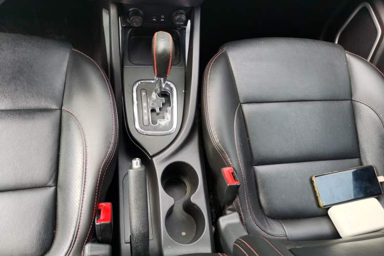Used CHANGAN CS35 2015 1.6L Automatic Luxury Model China V Standard Gear Lever