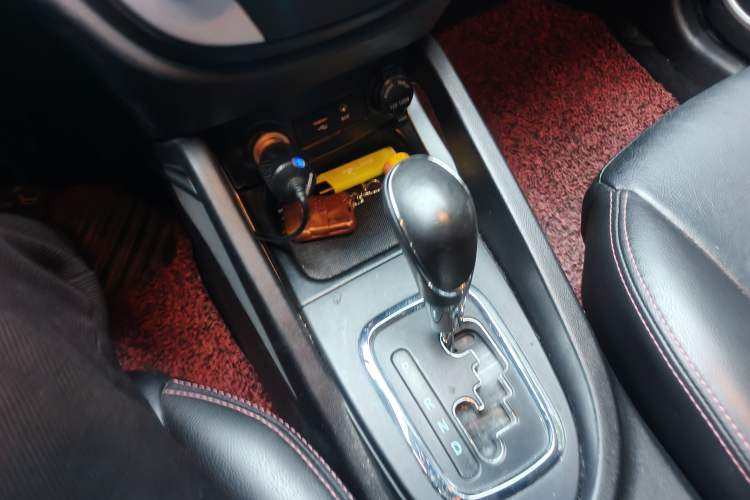 Used CHANGAN CS35 2015 1.6L Automatic Luxury Model China V Standard Gear Lever