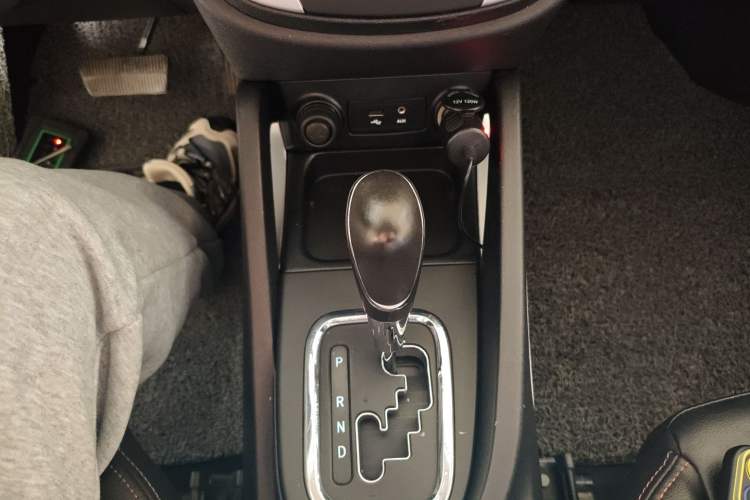 Used CHANGAN CS35 2015 1.6L Automatic Luxury Model China V Standard Gear Lever